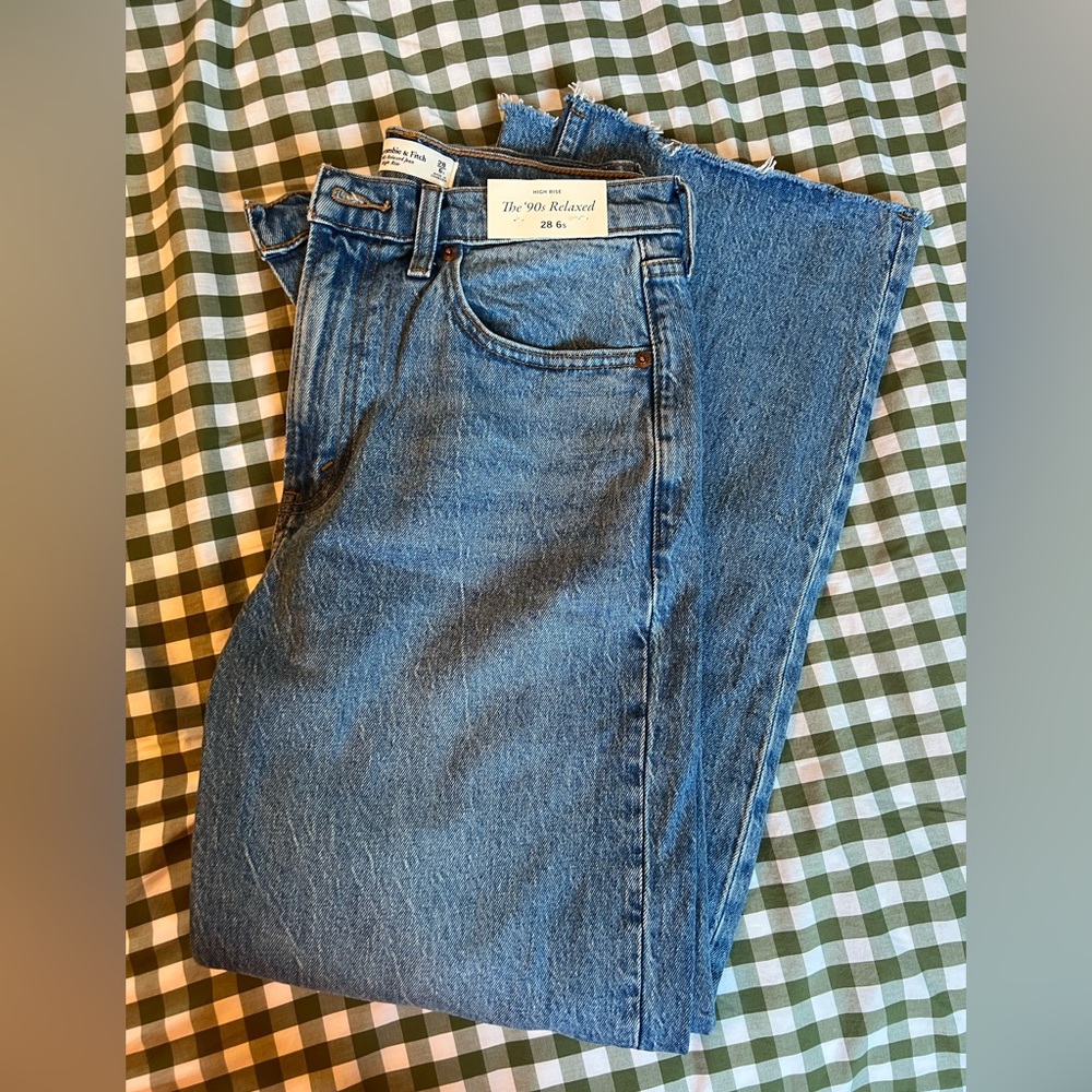 Abercrombie High Rise 90s Relaxed Frayed Hem Jean - NWT - Picture 5 of 6